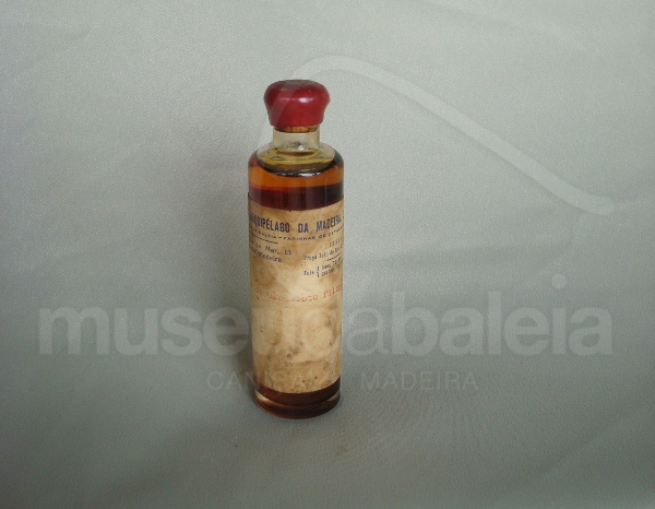 Frasco contendo uma amostra de óleo produzido pela EBAM